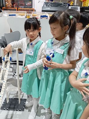 귀중한 피 초등학교 방문